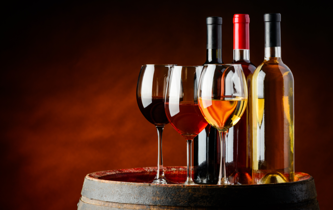 un verre de vin blanc, rouge et rosé sur un fu de chêne